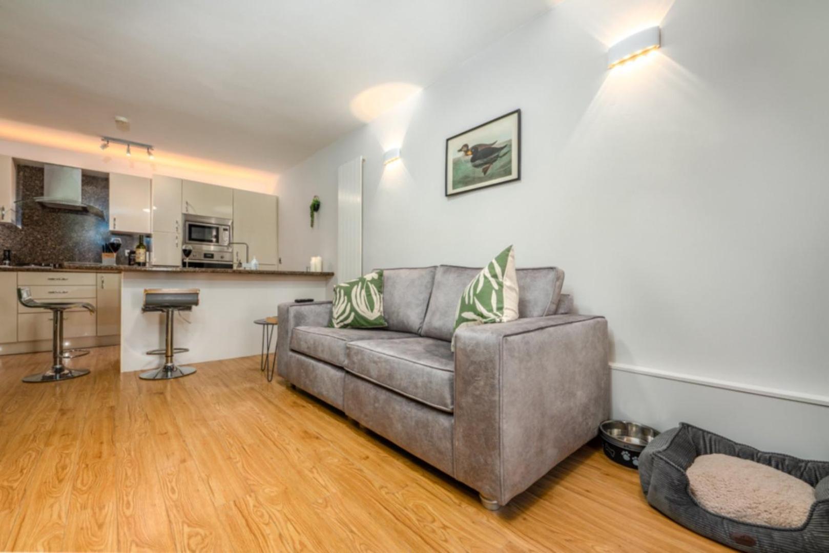 Cozy 2br | Near | Wifi * Cardiff
