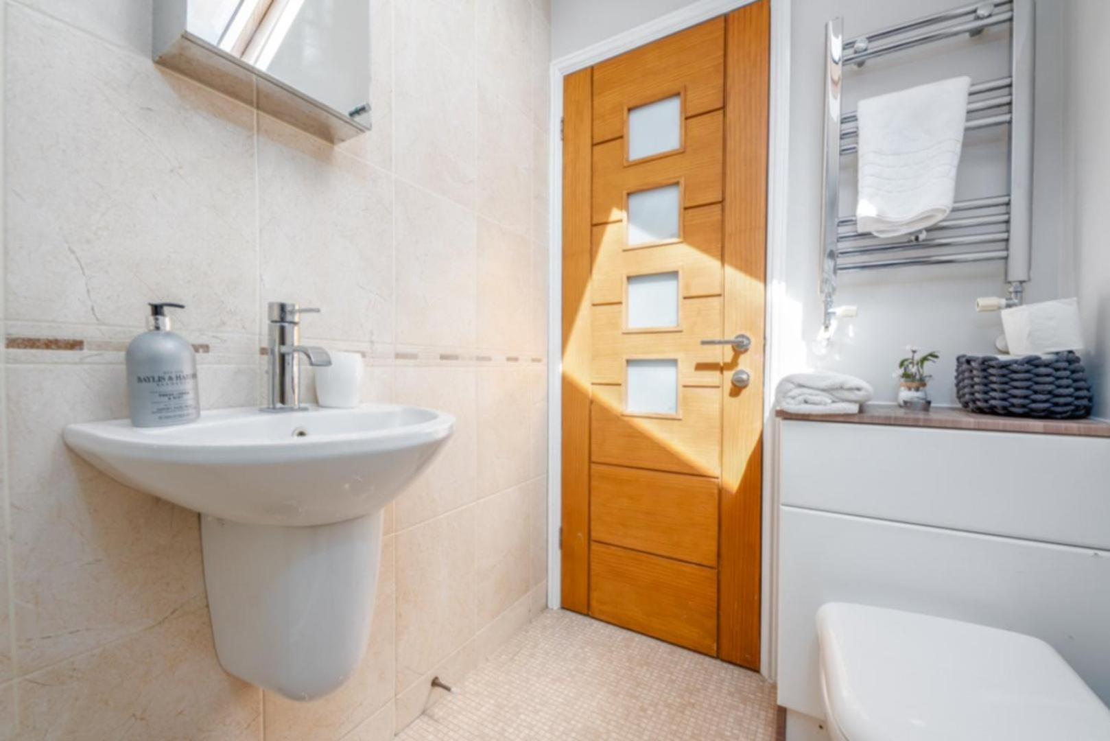 Cozy 2br | Near | Wifi Apartment Cardiff