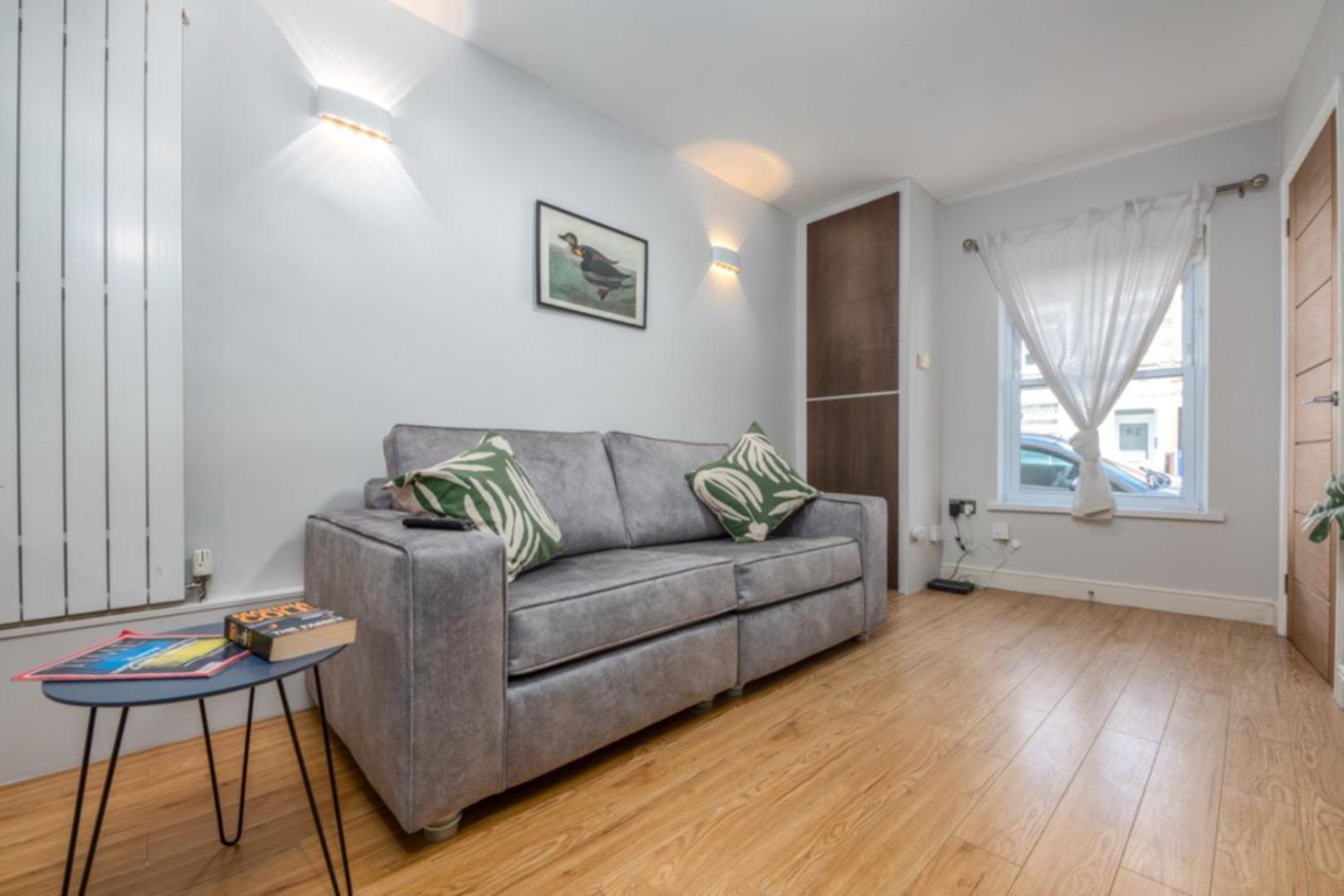 Cozy 2br | Near | Wifi Apartment *