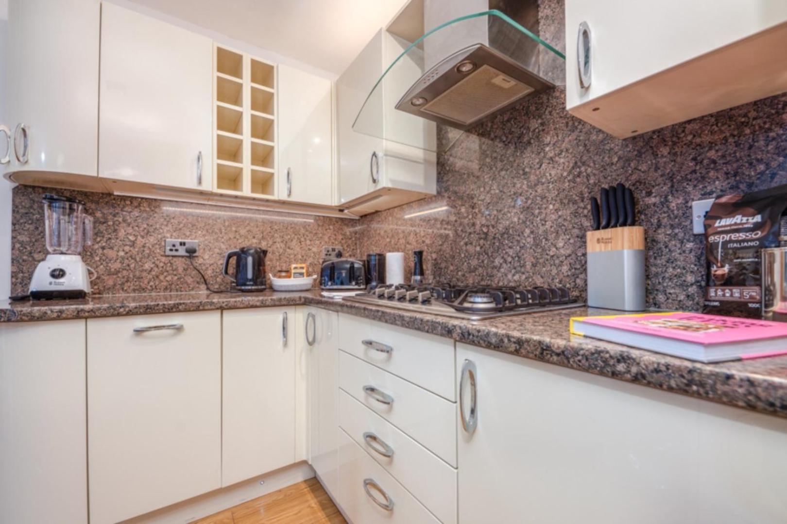 Cozy 2br | Near | Wifi Apartment *